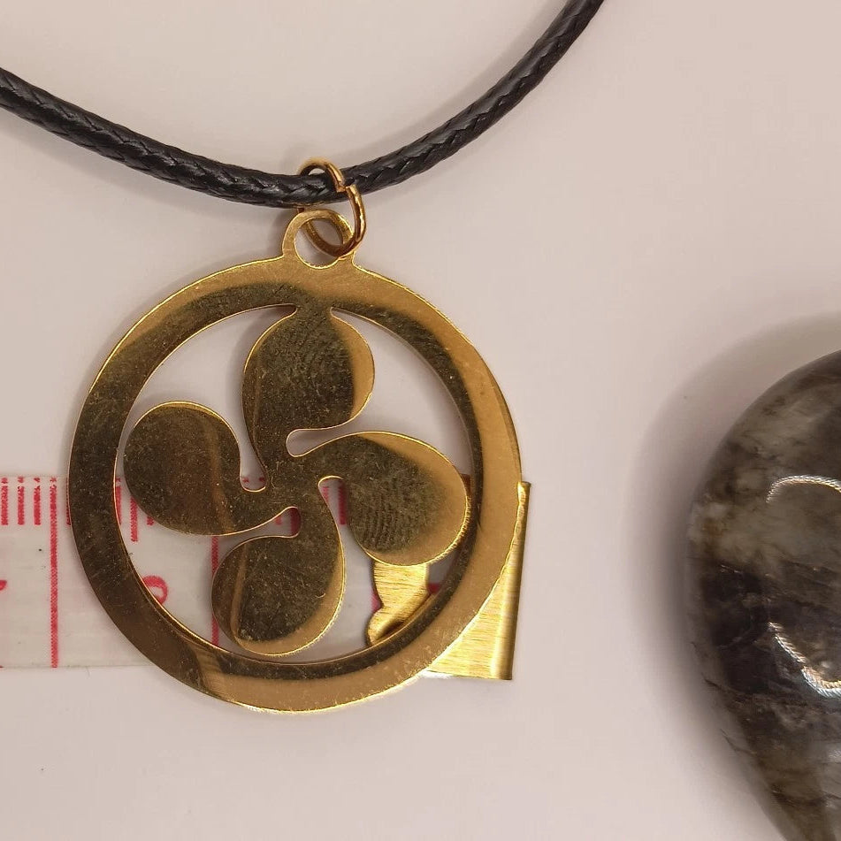 Collier avec pendentif Croix Basque (Lauburu) - Bijoux fantaisie basque Les Gemmes de l'Ursuya