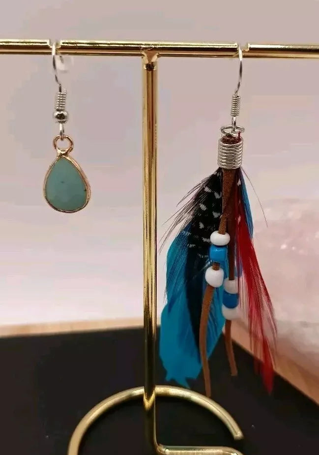 Boucles D'oreilles Pierre Naturelle Aventurine Verte Et Plume Dépareillés Les Gemmes de l'Ursuya