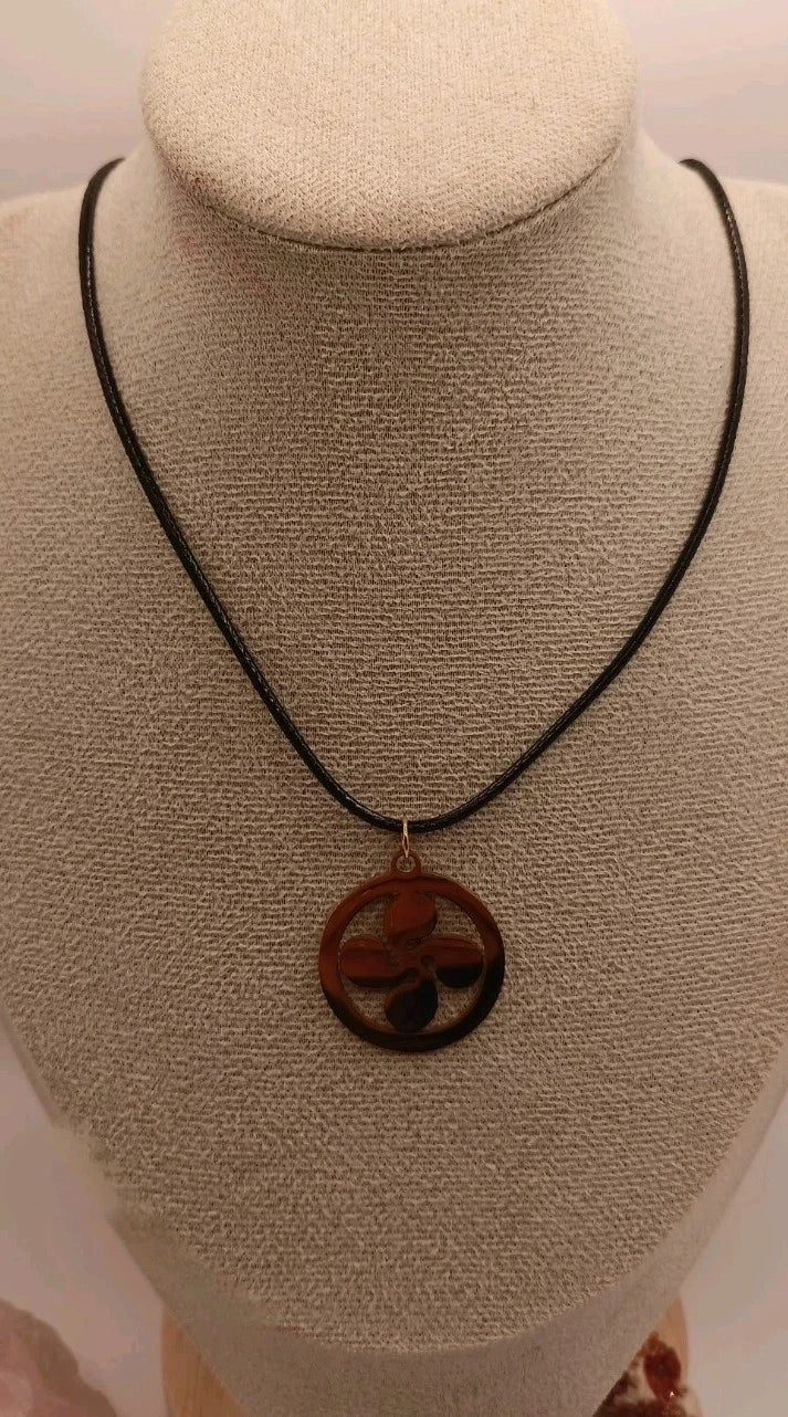 Collier avec pendentif Croix Basque (Lauburu) - Bijoux fantaisie basque Les Gemmes de l'Ursuya