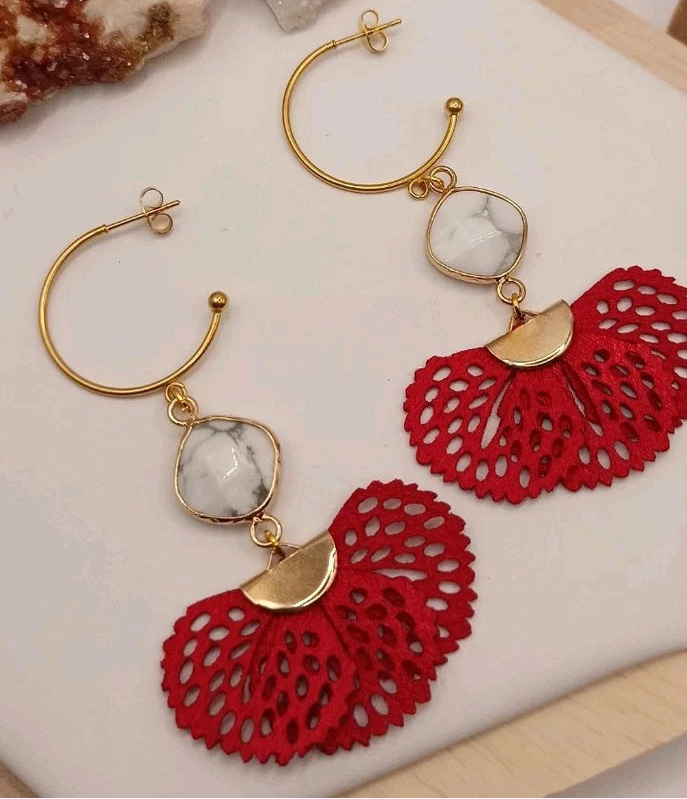 Boucles D'oreilles Holwite Blanche Et Éventail Rouge Clous Dorées Pendantes Les Gemmes de l'Ursuya