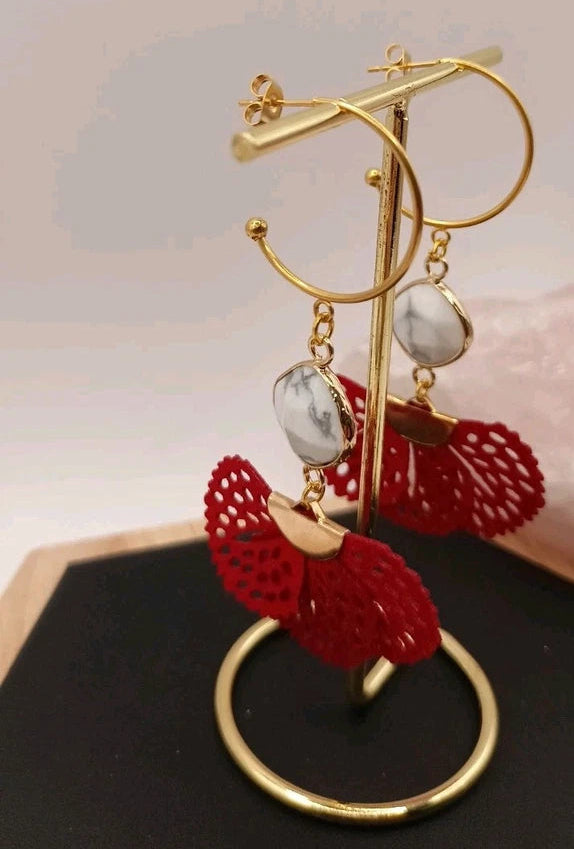 Boucles D'oreilles Holwite Blanche Et Éventail Rouge Clous Dorées Pendantes Les Gemmes de l'Ursuya