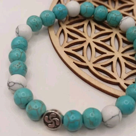 Bracelet En pierre naturelle 8mm Holwite Blanche et teinté turquoise Croix basque argenté Les Gemmes de l'Ursuya