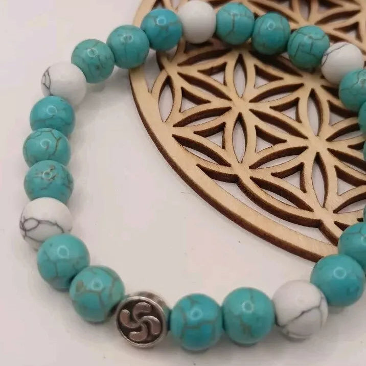 Bracelet En pierre naturelle 8mm Holwite Blanche et teinté turquoise Croix basque argenté Les Gemmes de l'Ursuya