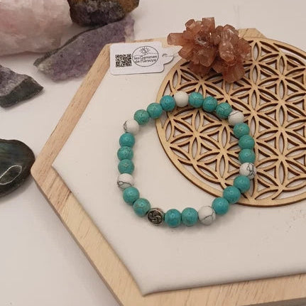 Bracelet En pierre naturelle 8mm Holwite Blanche et teinté turquoise Croix basque argenté Les Gemmes de l'Ursuya