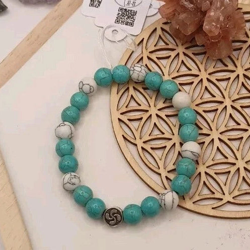 Bracelet En pierre naturelle 8mm Holwite Blanche et teinté turquoise Croix basque argenté Les Gemmes de l'Ursuya