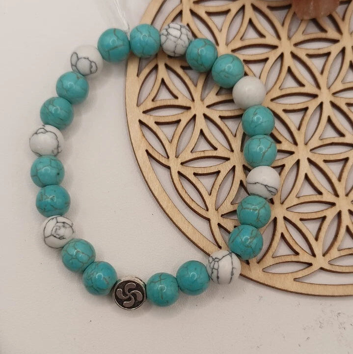 Bracelet En pierre naturelle 8mm Holwite Blanche et teinté turquoise Croix basque argenté Les Gemmes de l'Ursuya