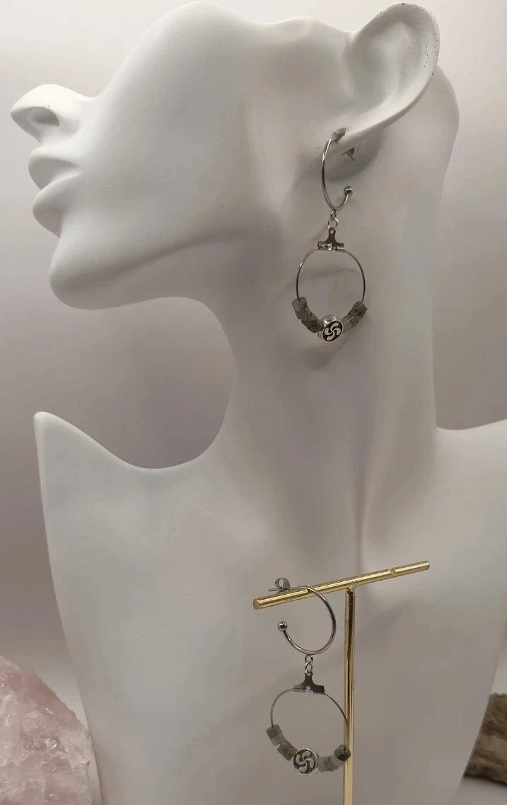Boucles D'oreilles Pierre Naturelle Labradorite Et Lauburu Croix Basque Les Gemmes de l'Ursuya
