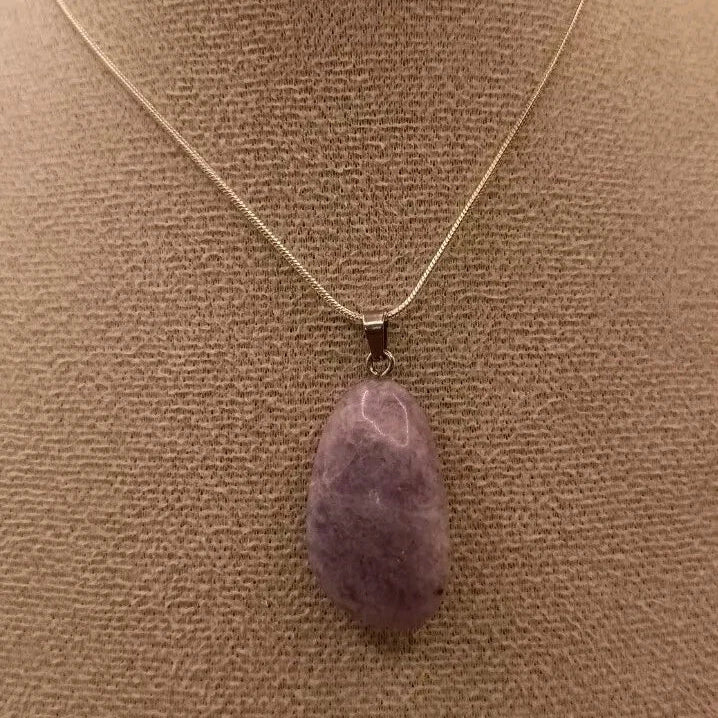 Collier avec pendentif en pierre naturelle Lépidolite Les Gemmes de l'Ursuya