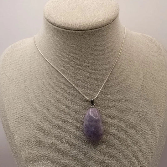 Collier avec pendentif en pierre naturelle Lépidolite Les Gemmes de l'Ursuya