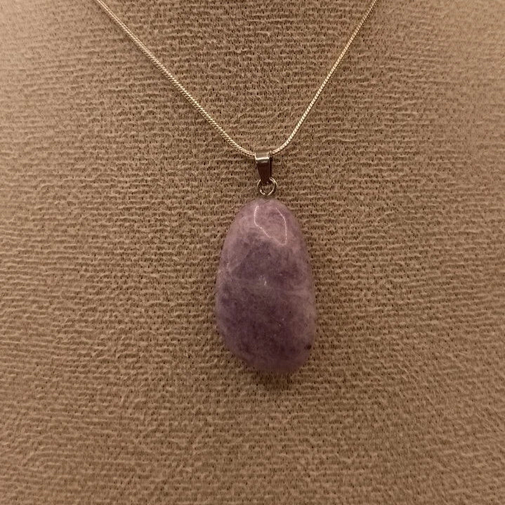 Collier avec pendentif en pierre naturelle Lépidolite Les Gemmes de l'Ursuya