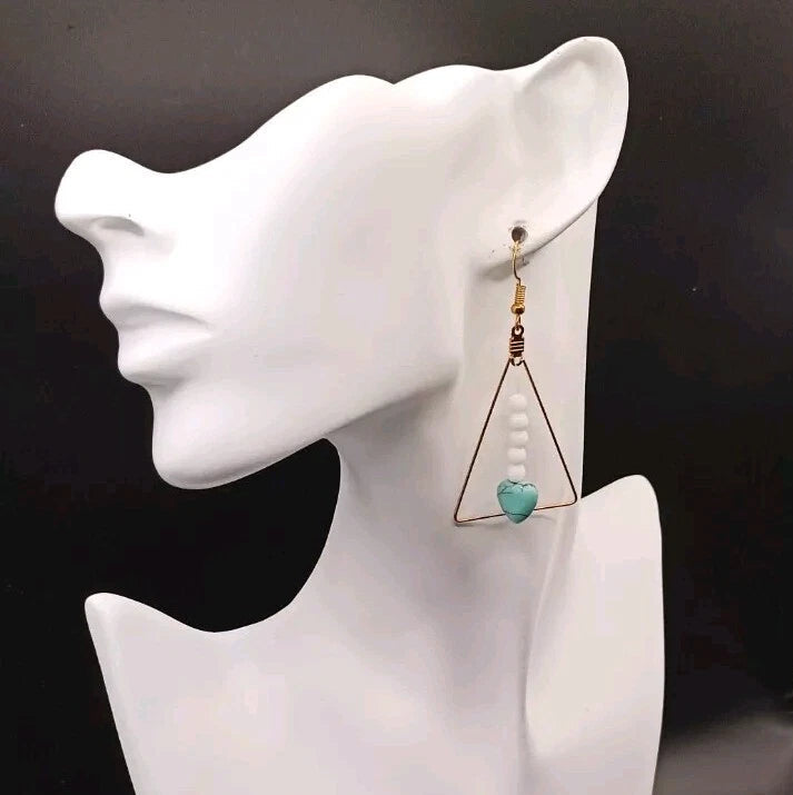 Boucles D'oreilles Holwite Turquoise Et Onxy Blanc & Structure Triangle Dorée Les Gemmes de l'Ursuya