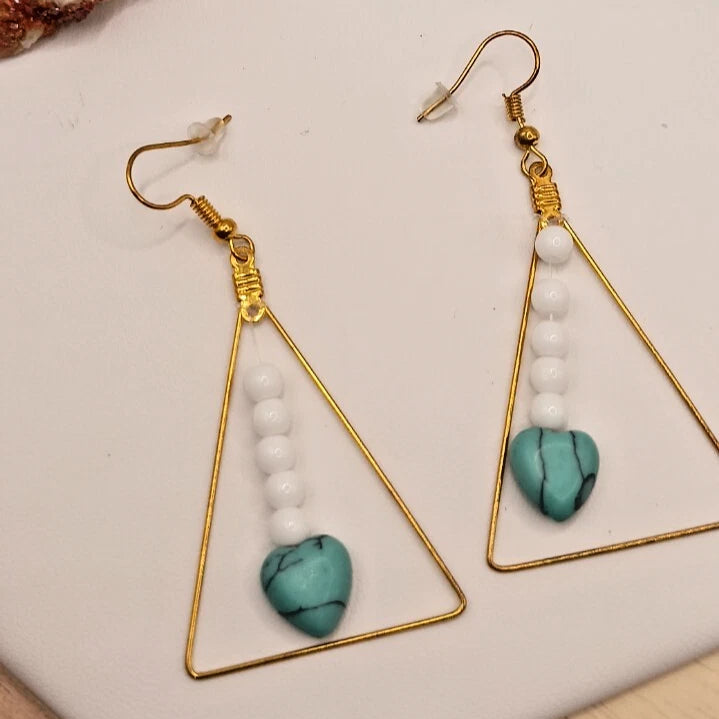 Boucles D'oreilles Holwite Turquoise Et Onxy Blanc & Structure Triangle Dorée Les Gemmes de l'Ursuya