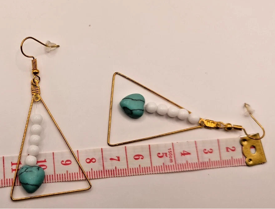 Boucles D'oreilles Holwite Turquoise Et Onxy Blanc & Structure Triangle Dorée Les Gemmes de l'Ursuya