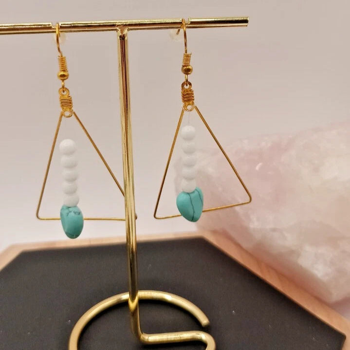 Boucles D'oreilles Holwite Turquoise Et Onxy Blanc & Structure Triangle Dorée Les Gemmes de l'Ursuya