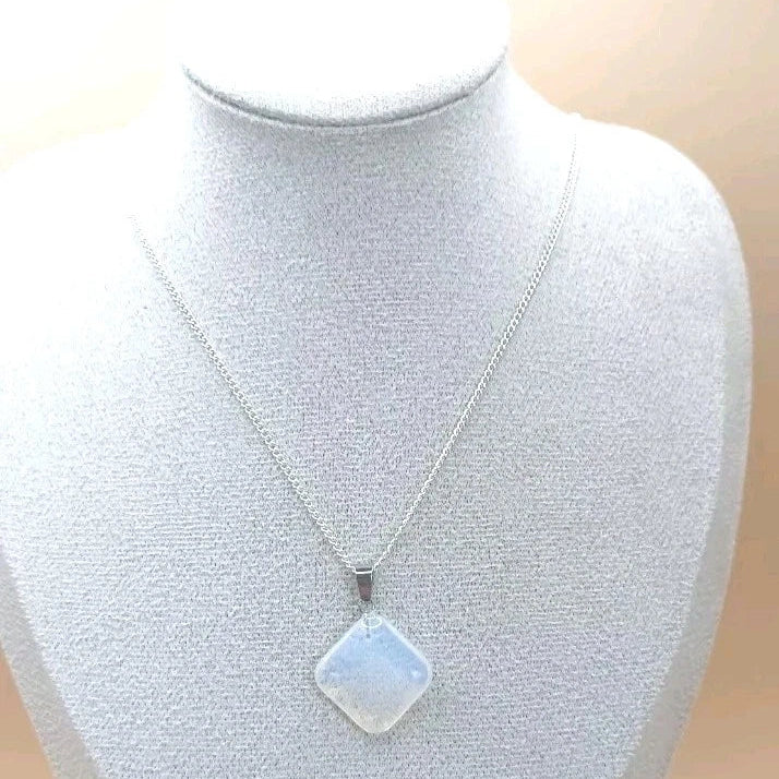 Collier avec pendentif en pierre Opale translucide Les Gemmes de l'Ursuya
