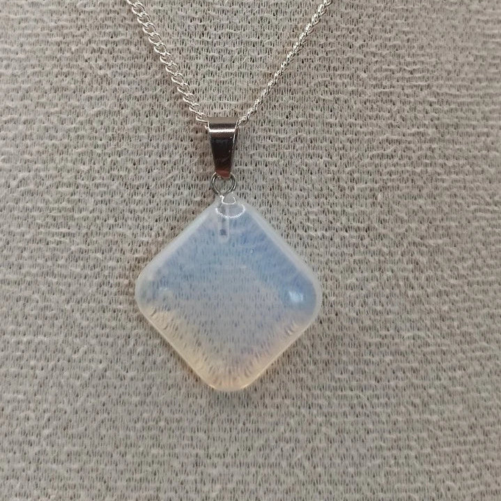 Collier avec pendentif en pierre Opale translucide Les Gemmes de l'Ursuya