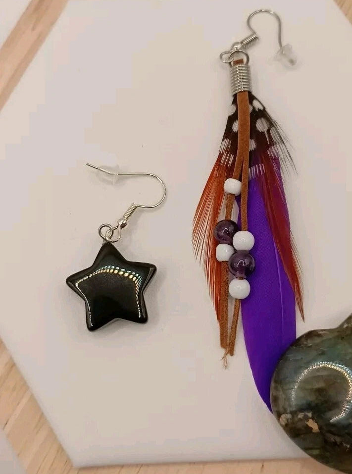 Boucles D'oreilles Pierre Naturelle Améthyste Et Obsidienne Et Plume Dépareillés Les Gemmes de l'Ursuya
