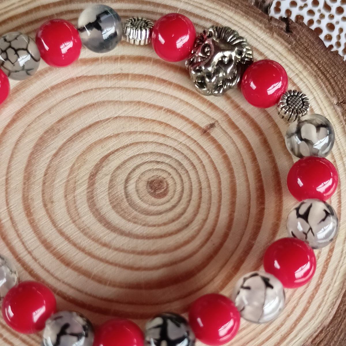 Bracelet en pierre naturelle corail fossile, perles de verre et Lion 🦁