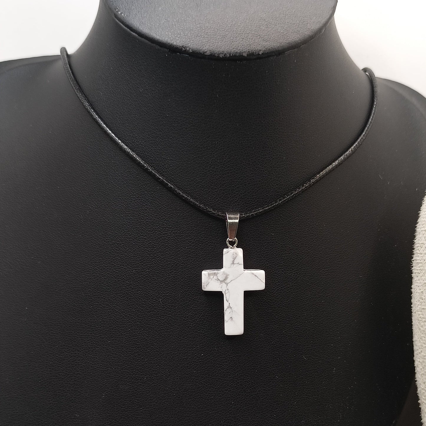 Collier cordon avec pendentif en Pierre Naturelle Holwite blanche Croix Catholique
