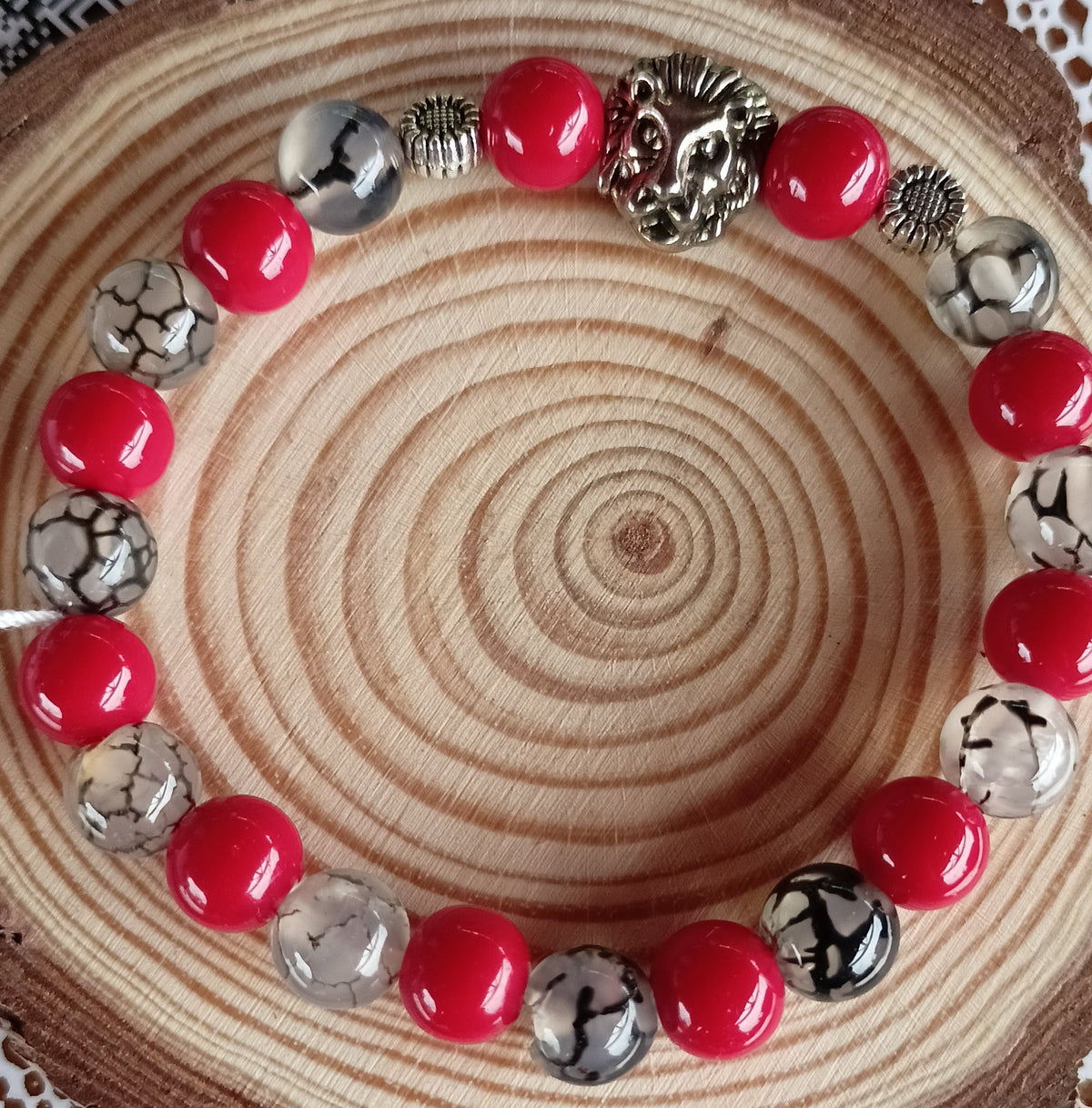 Bracelet en pierre naturelle corail fossile, perles de verre et Lion 🦁
