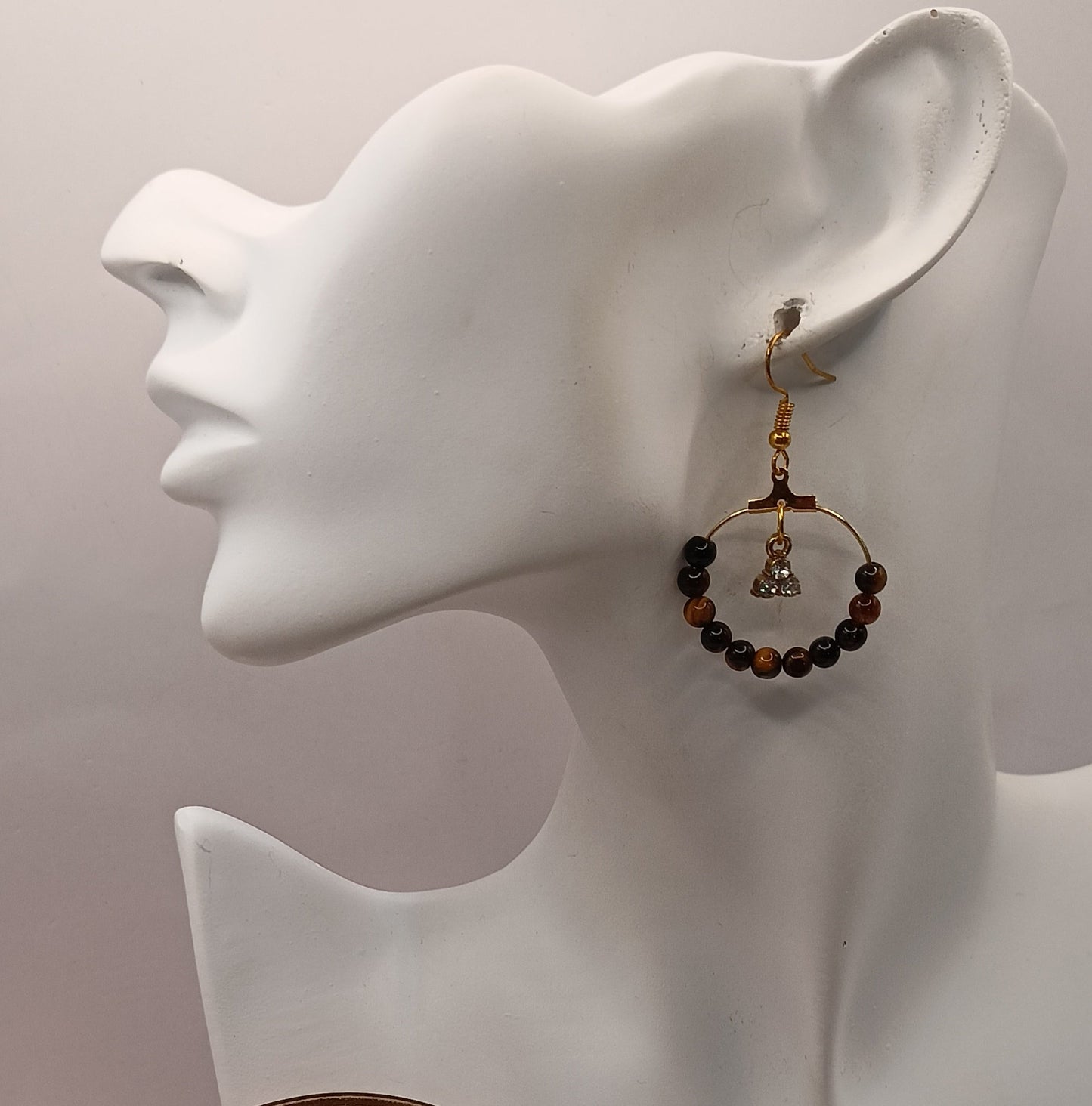 Boucles d’oreilles œil de tigre dorée et strass – Acier Inoxydable | Les Gemmes de l’Ursuya