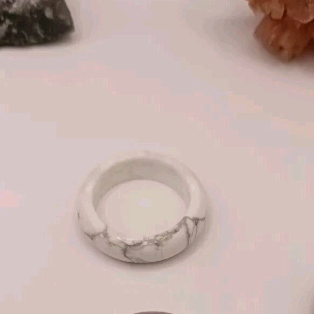 Bague forme Anneau en pierre naturelle Holwite Blanche T15/16 Les Gemmes de l'Ursuya