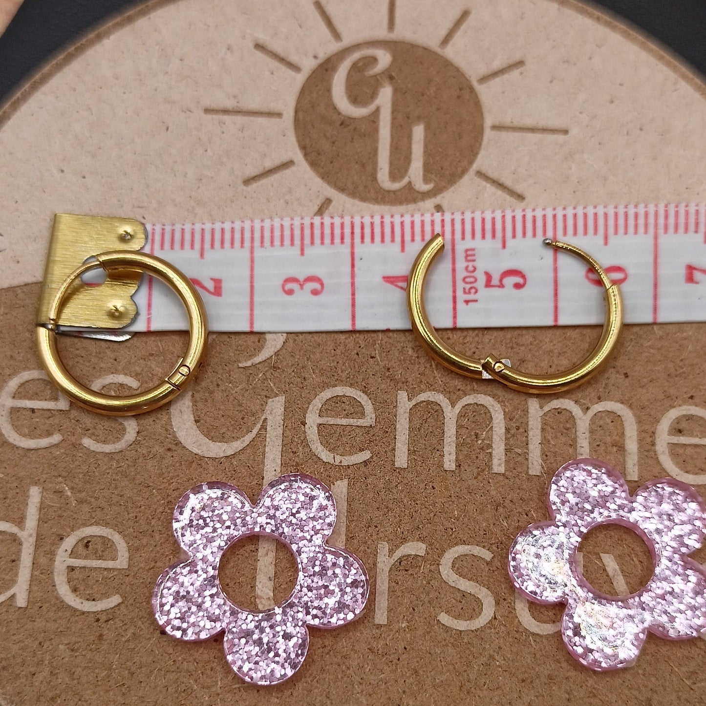 Boucles d'oreilles avec petites fleurs en résine _ Interchangeables Les Gemmes de l'Ursuya