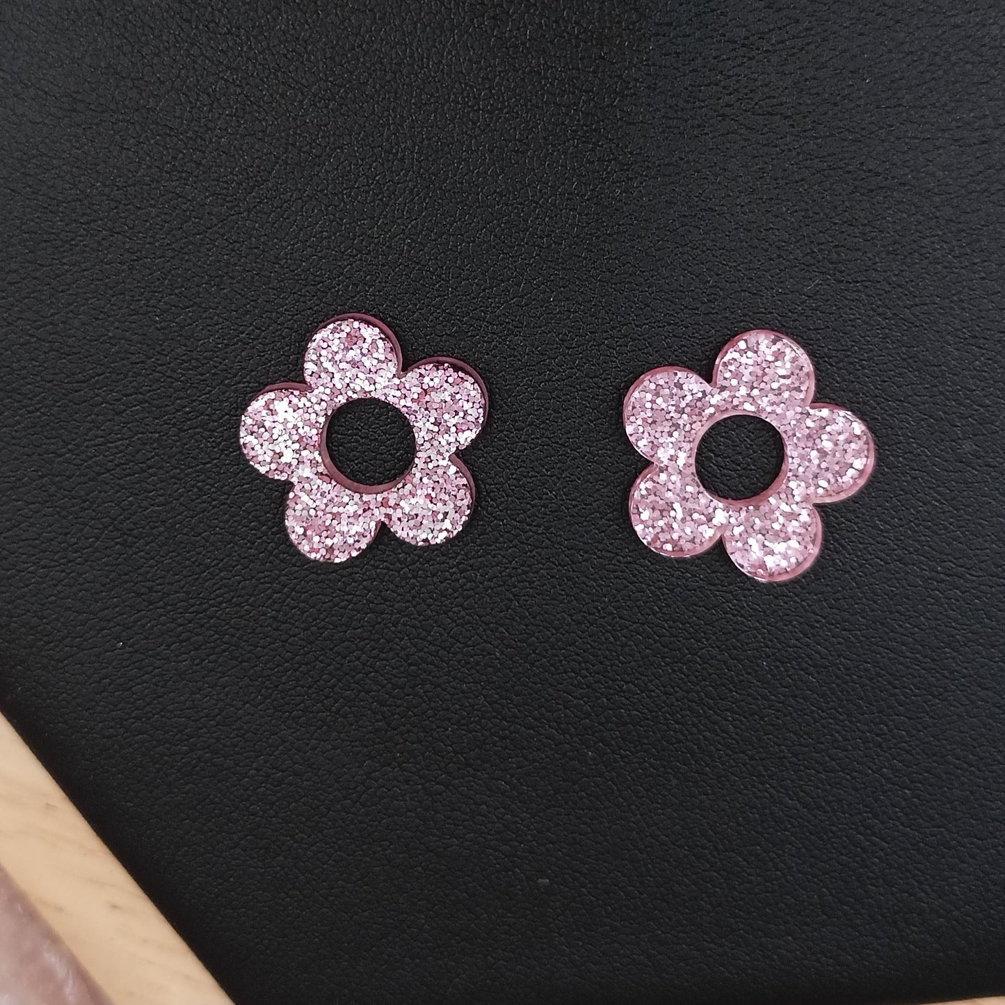 Boucles d'oreilles avec petites fleurs en résine _ Interchangeables Les Gemmes de l'Ursuya