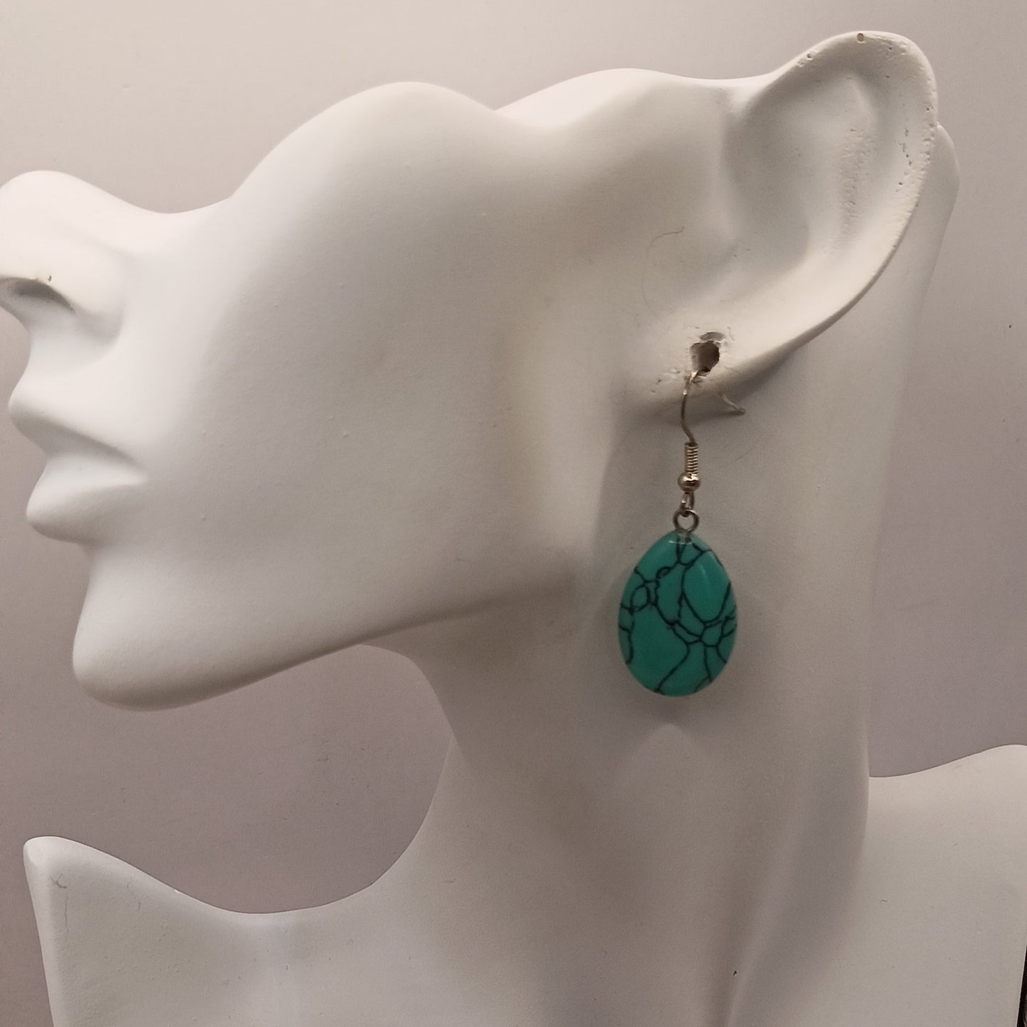 Boucles d’oreilles pendantes en Howlite turquoise ovale – fermoirs acier ou argent