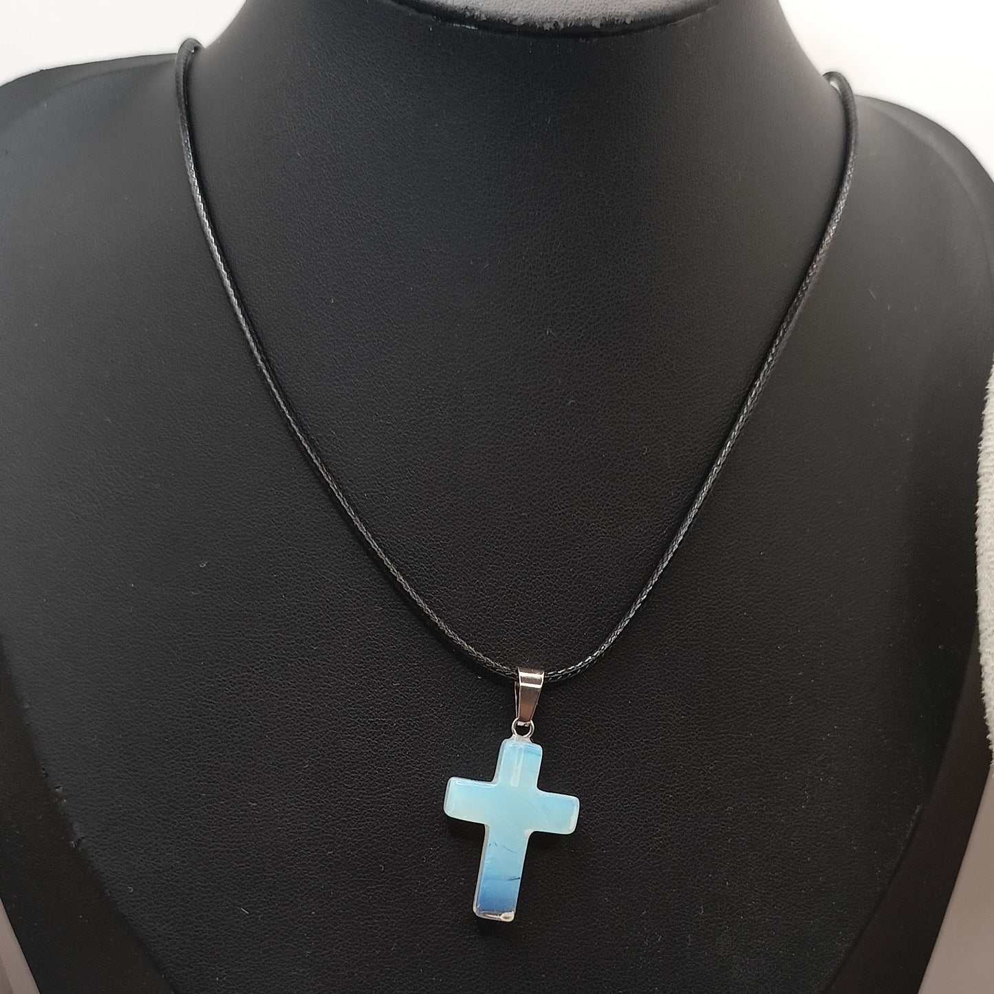 Collier avec pendentif en pierre Opale translucide Croix Catholique