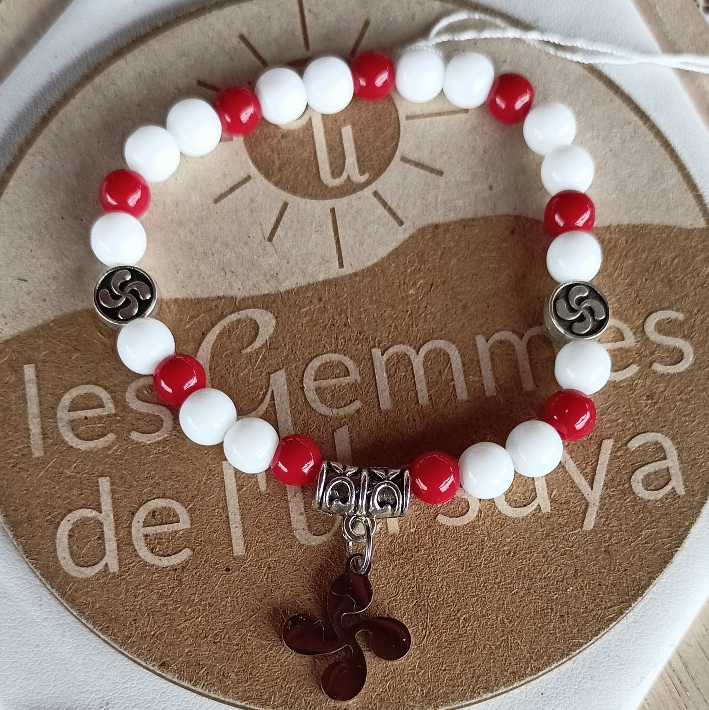 Bracelet pierres naturelles – Corail & onyx blanche 6mm Croix basque