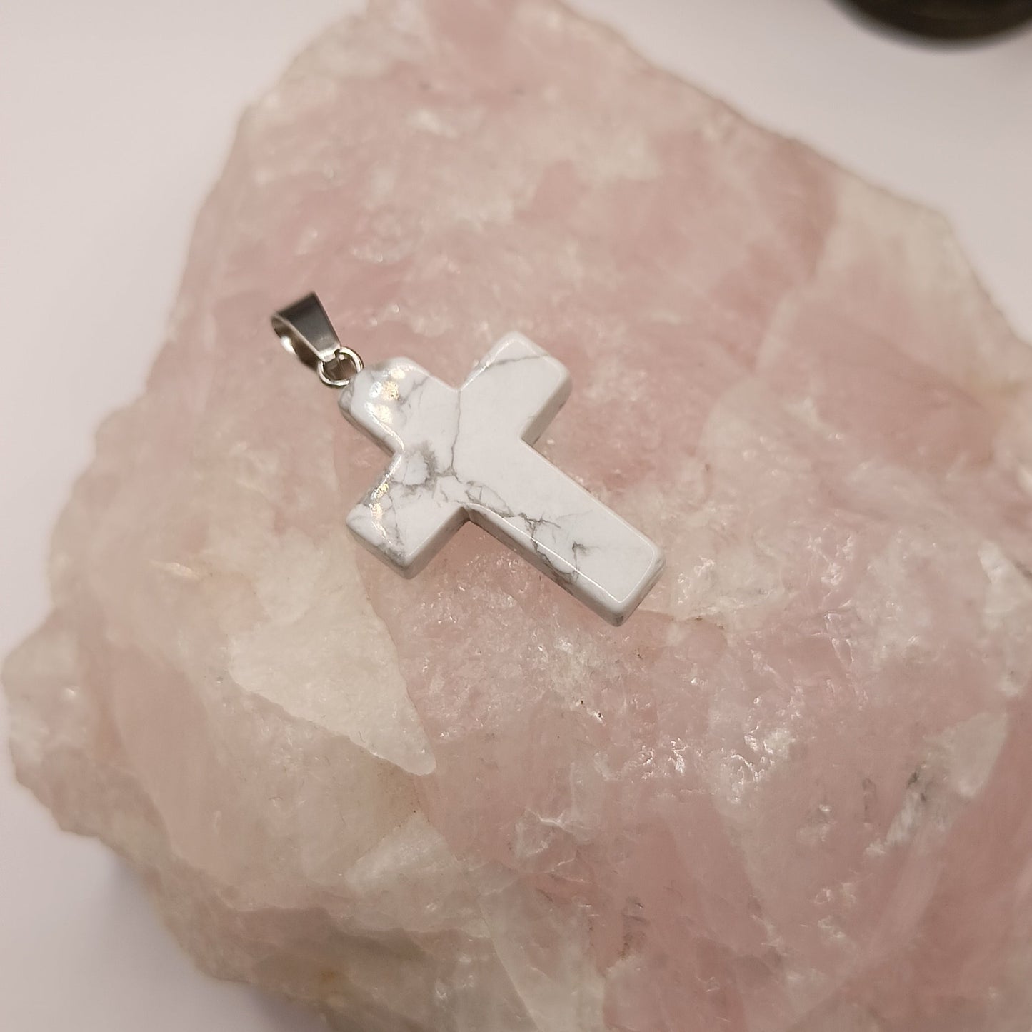 Collier cordon avec pendentif en Pierre Naturelle Holwite blanche Croix Catholique