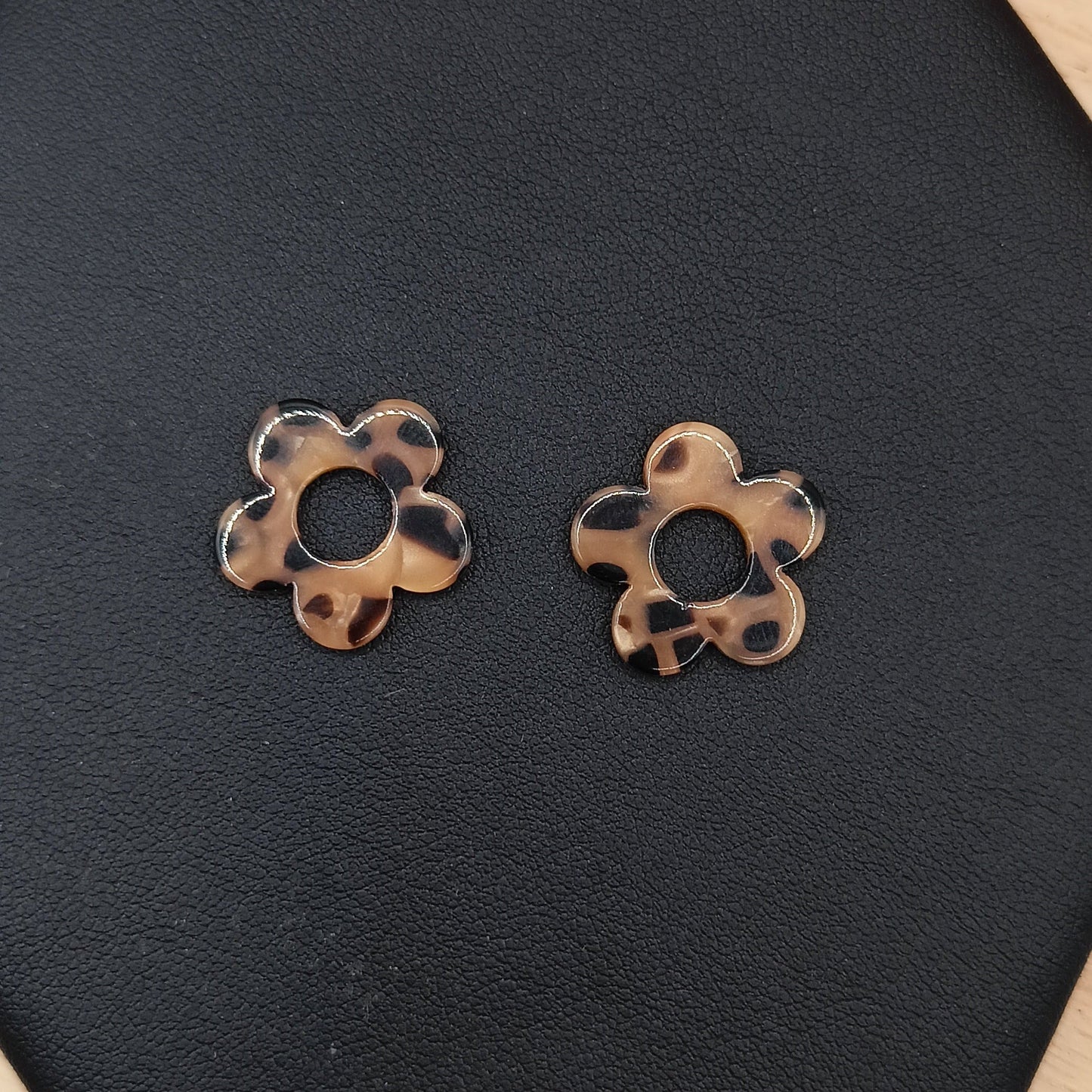 Boucles d'oreilles avec petites fleurs en résine _ Interchangeables Les Gemmes de l'Ursuya