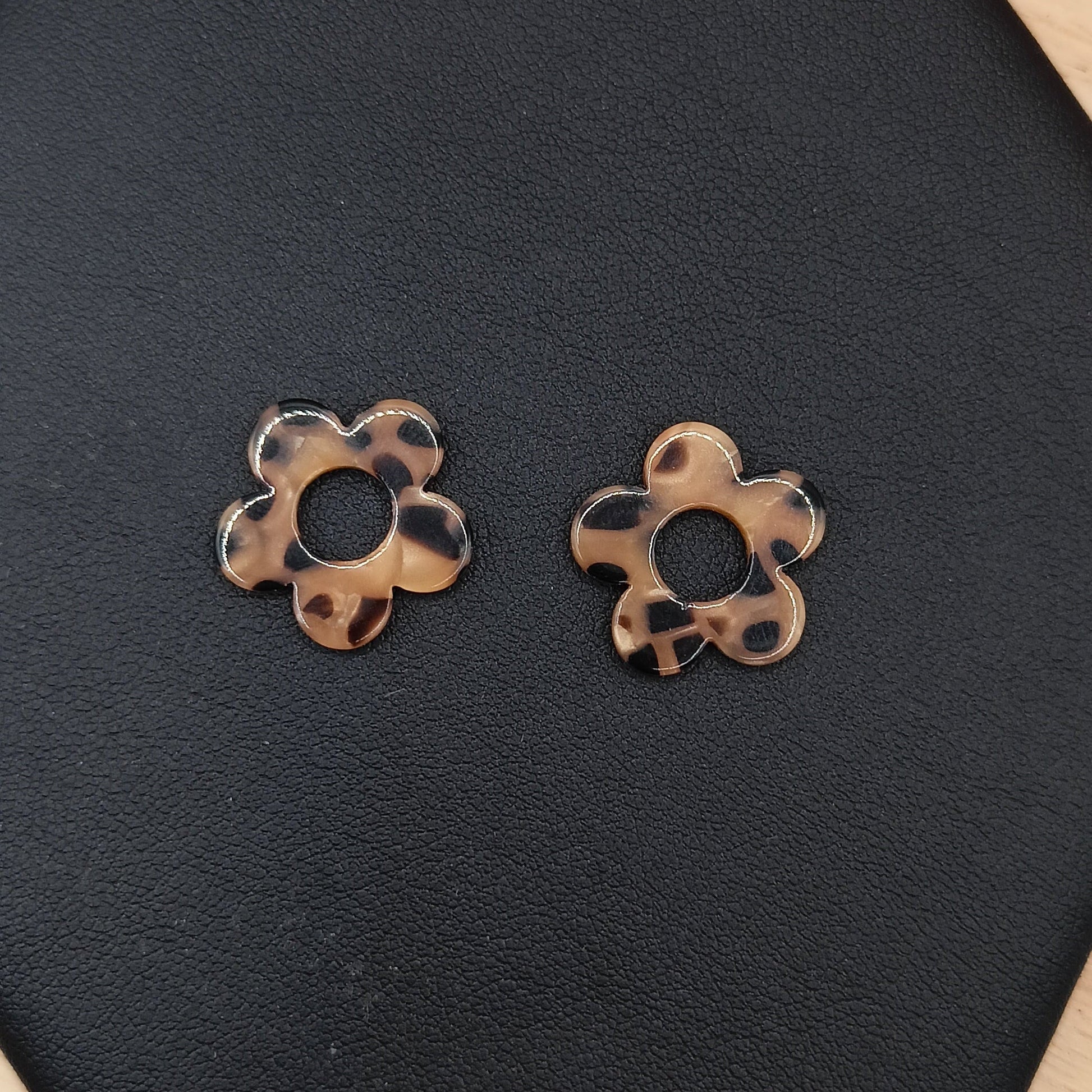 Boucles d'oreilles avec petites fleurs en résine _ Interchangeables Les Gemmes de l'Ursuya