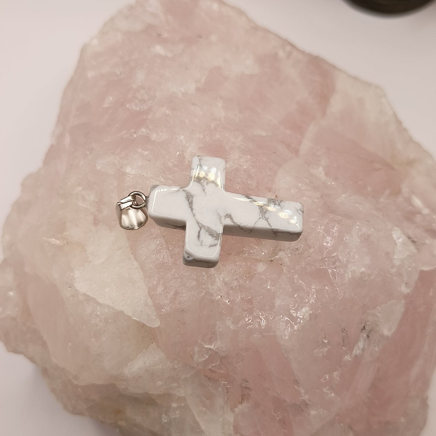 Collier cordon avec pendentif en Pierre Naturelle Holwite blanche Croix Catholique