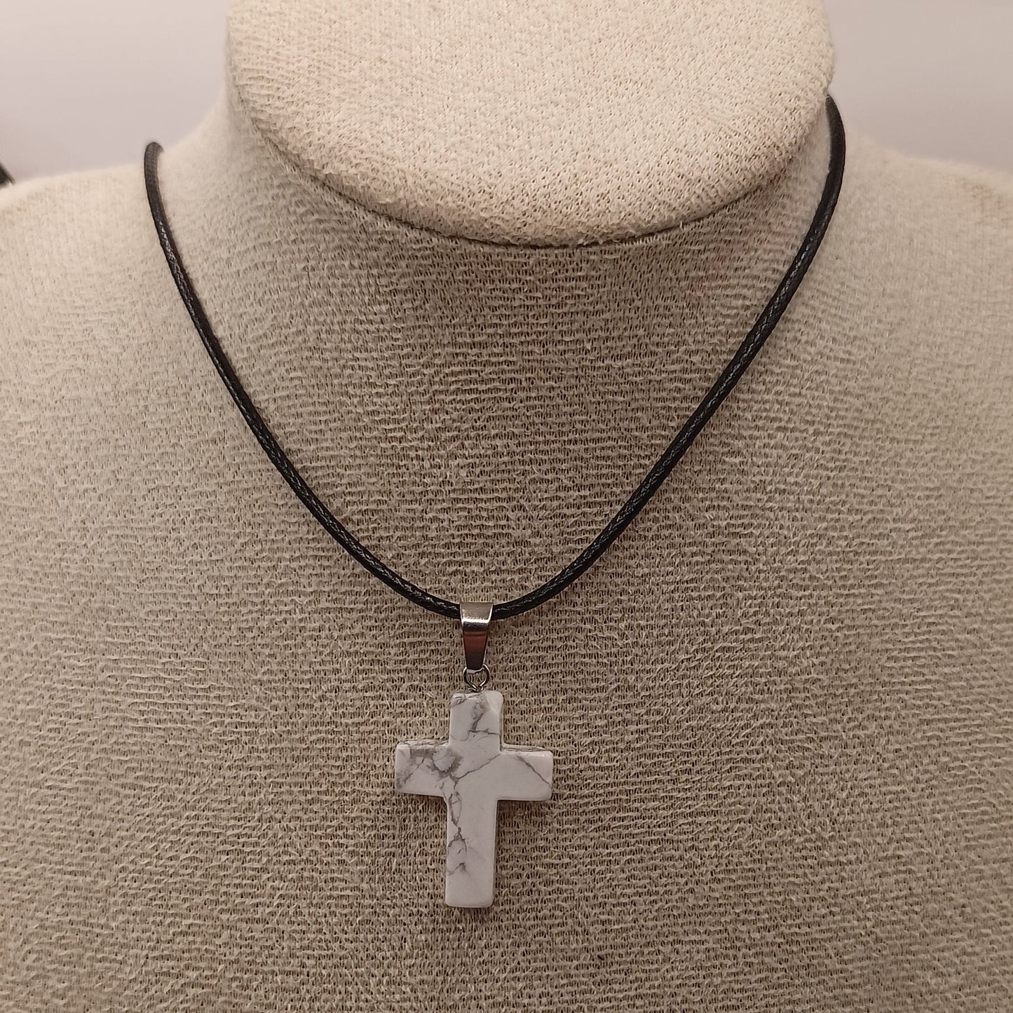 Collier cordon avec pendentif en Pierre Naturelle Holwite blanche Croix Catholique