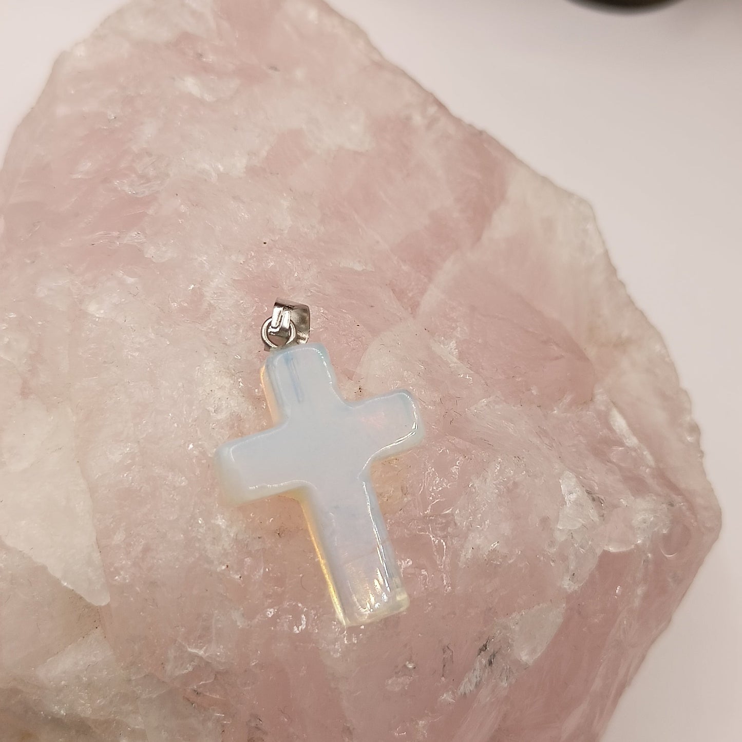 Collier avec pendentif en pierre Opale translucide Croix Catholique
