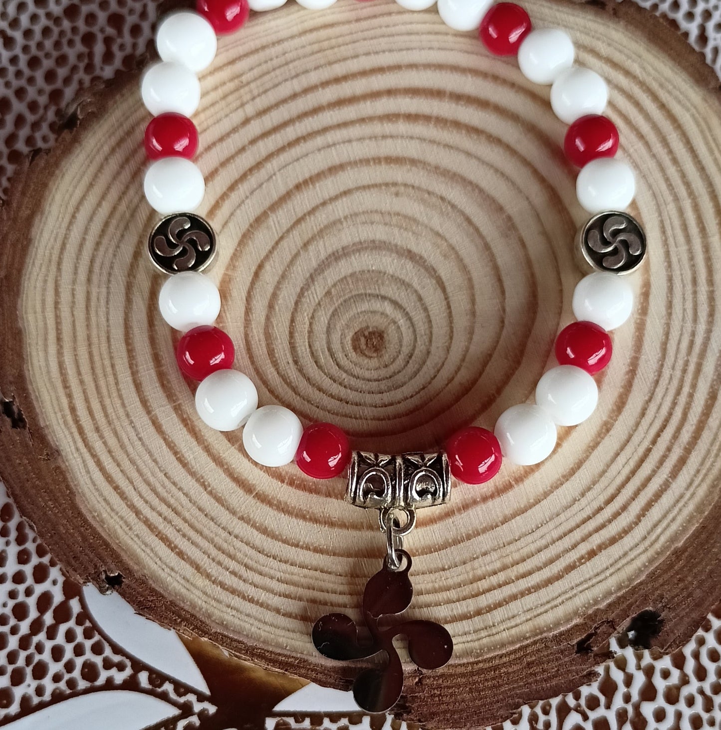 Bracelet pierres naturelles – Corail & onyx blanche 6mm Croix basque