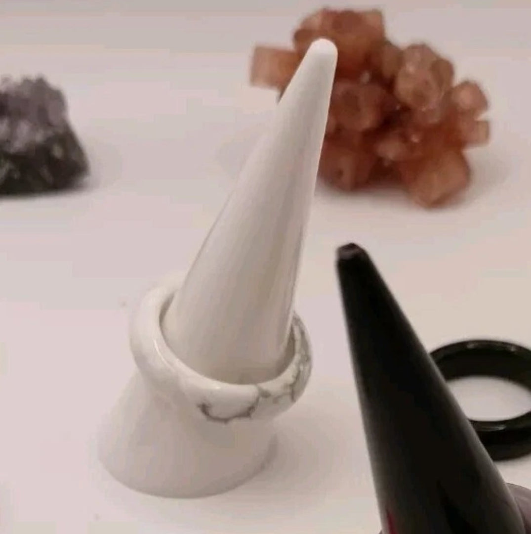 Bague forme Anneau en pierre naturelle Holwite Blanche T15/16 Les Gemmes de l'Ursuya