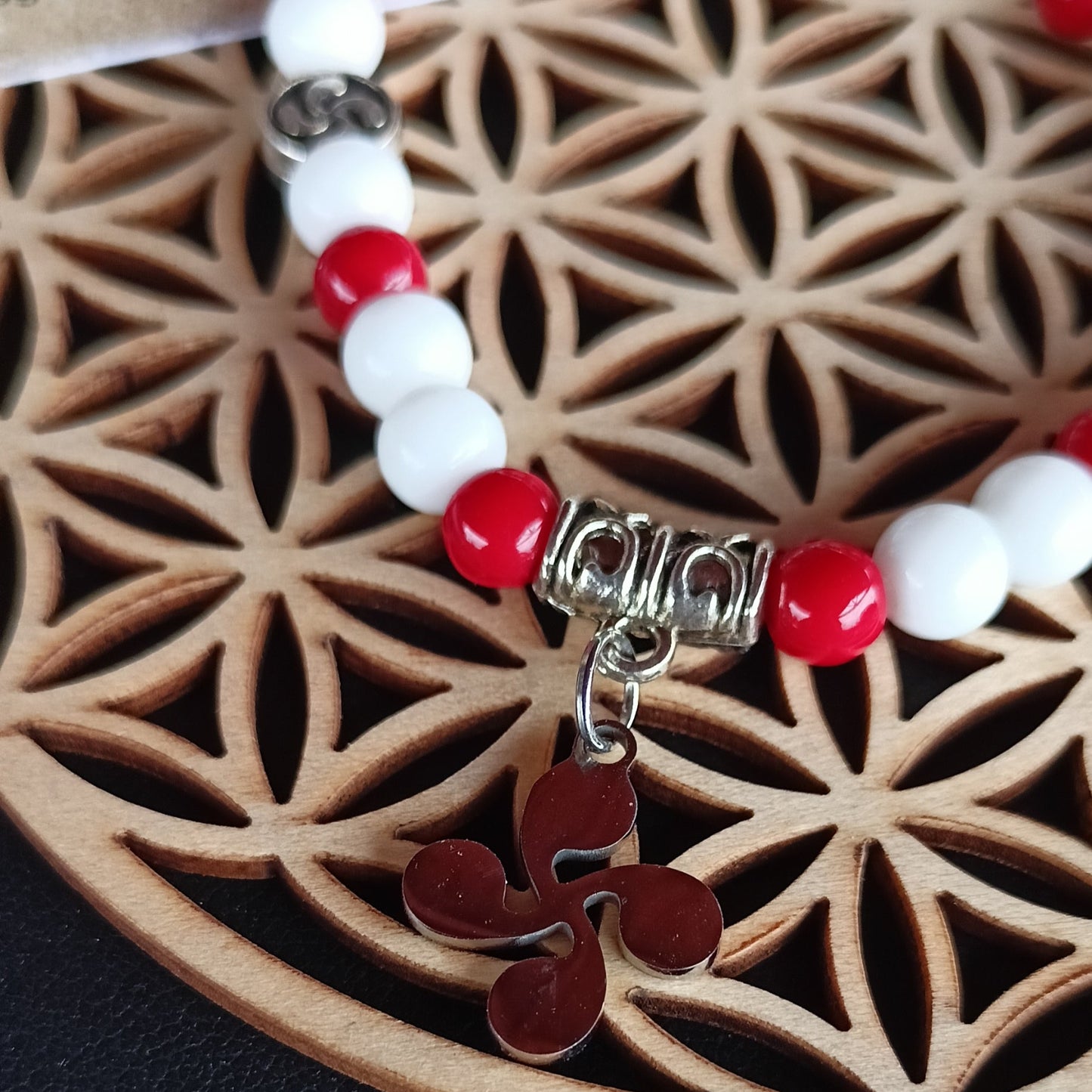 Bracelet pierres naturelles – Corail & onyx blanche 6mm Croix basque