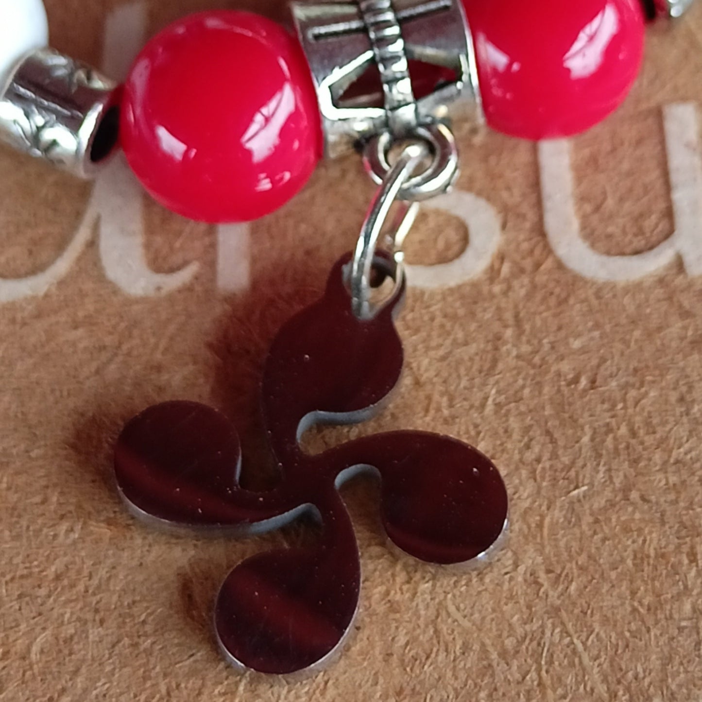 Bracelet pierres naturelles – Corail & Howlite Croix basque