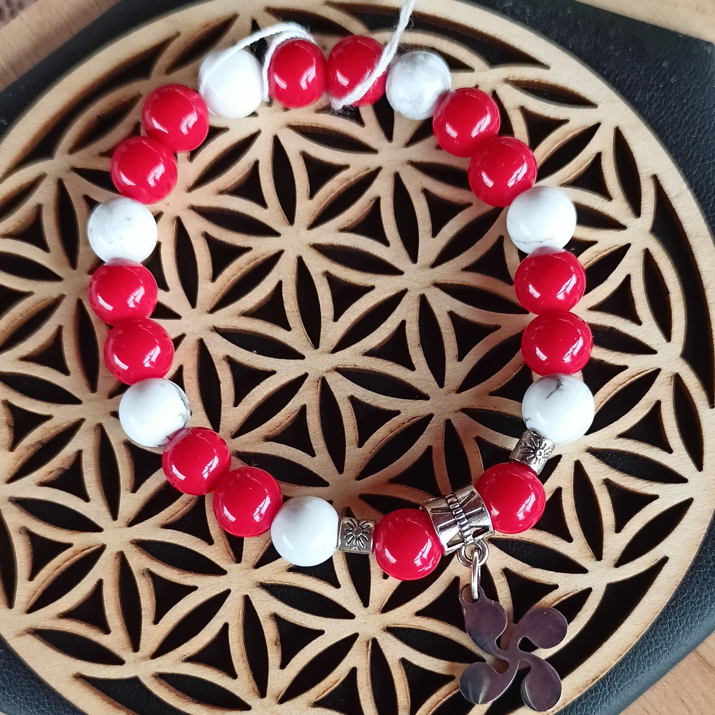 Bracelet pierres naturelles – Corail & Howlite Croix basque
