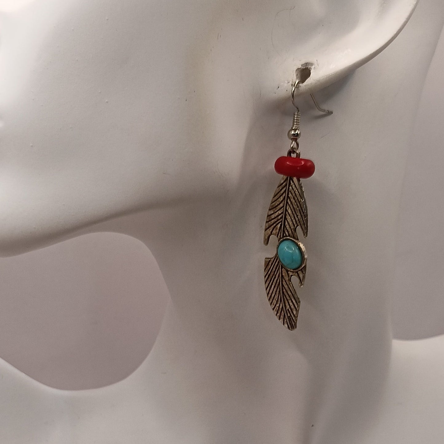 Boucles d’oreilles pendantes en Howlite turquoise & rouge – fermoirs acier ou argent