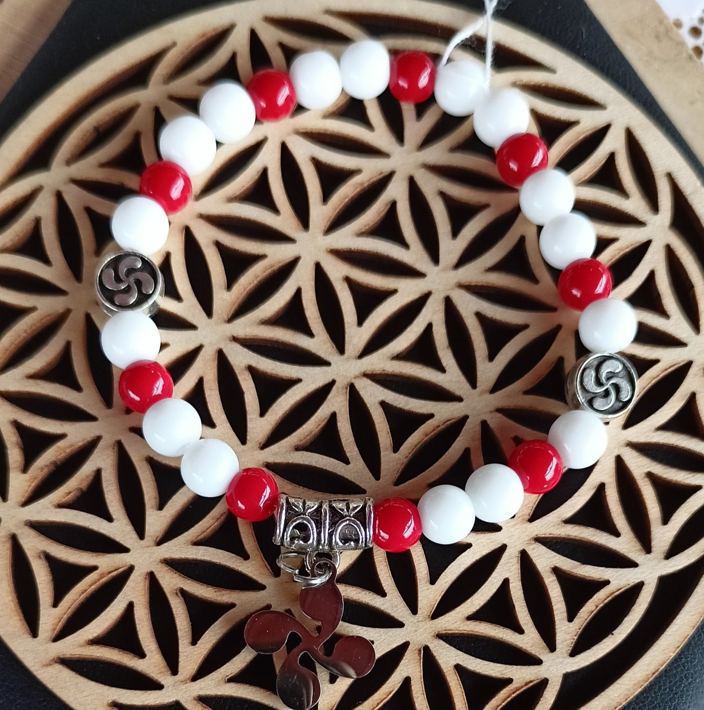 Bracelet pierres naturelles – Corail & onyx blanche 6mm Croix basque