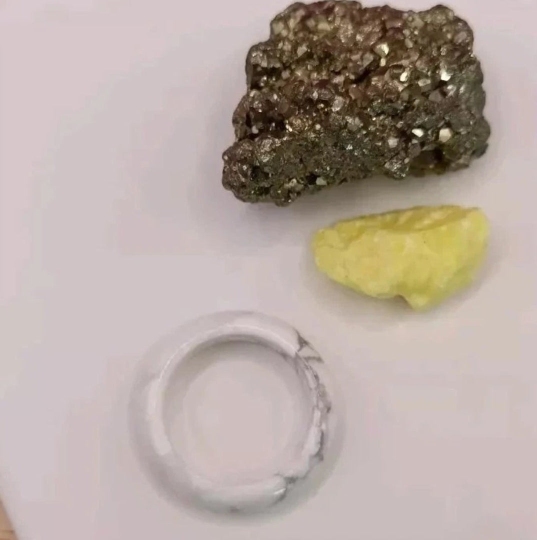 Bague forme Anneau en pierre naturelle Holwite Blanche T15/16 Les Gemmes de l'Ursuya
