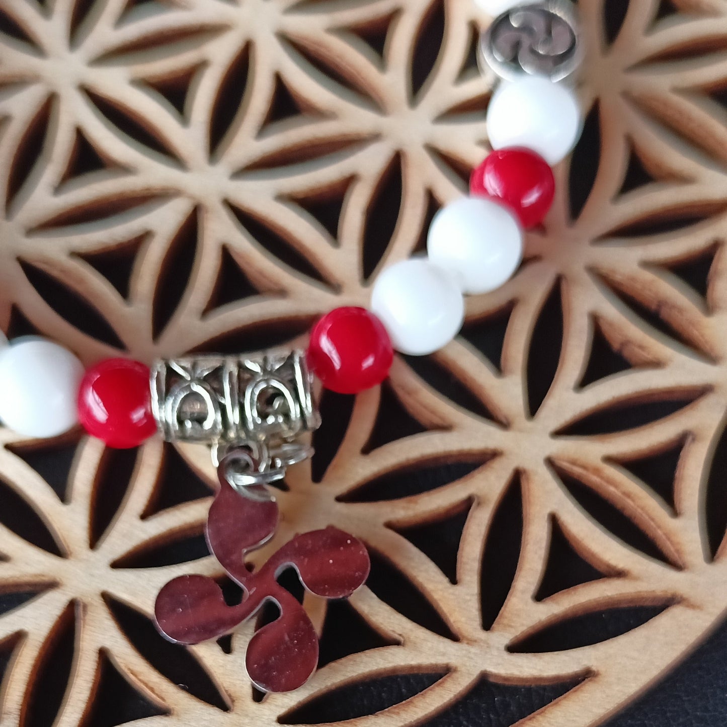 Bracelet pierres naturelles – Corail & onyx blanche 6mm Croix basque