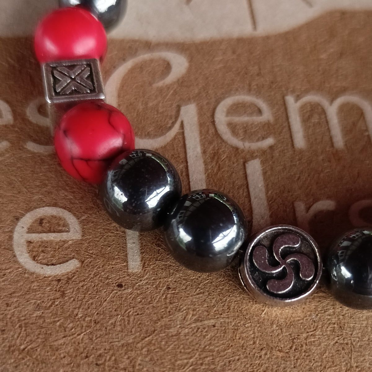 Bracelet Pierre Naturelle Howlite, Hématite lauburu