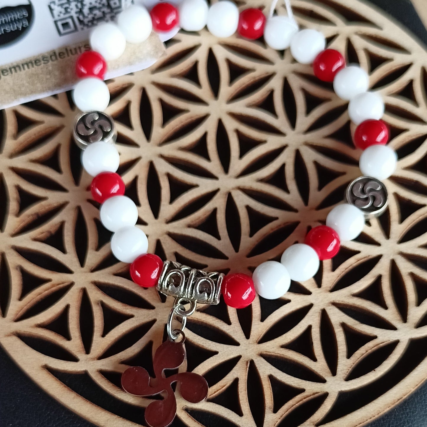 Bracelet pierres naturelles – Corail & onyx blanche 6mm Croix basque