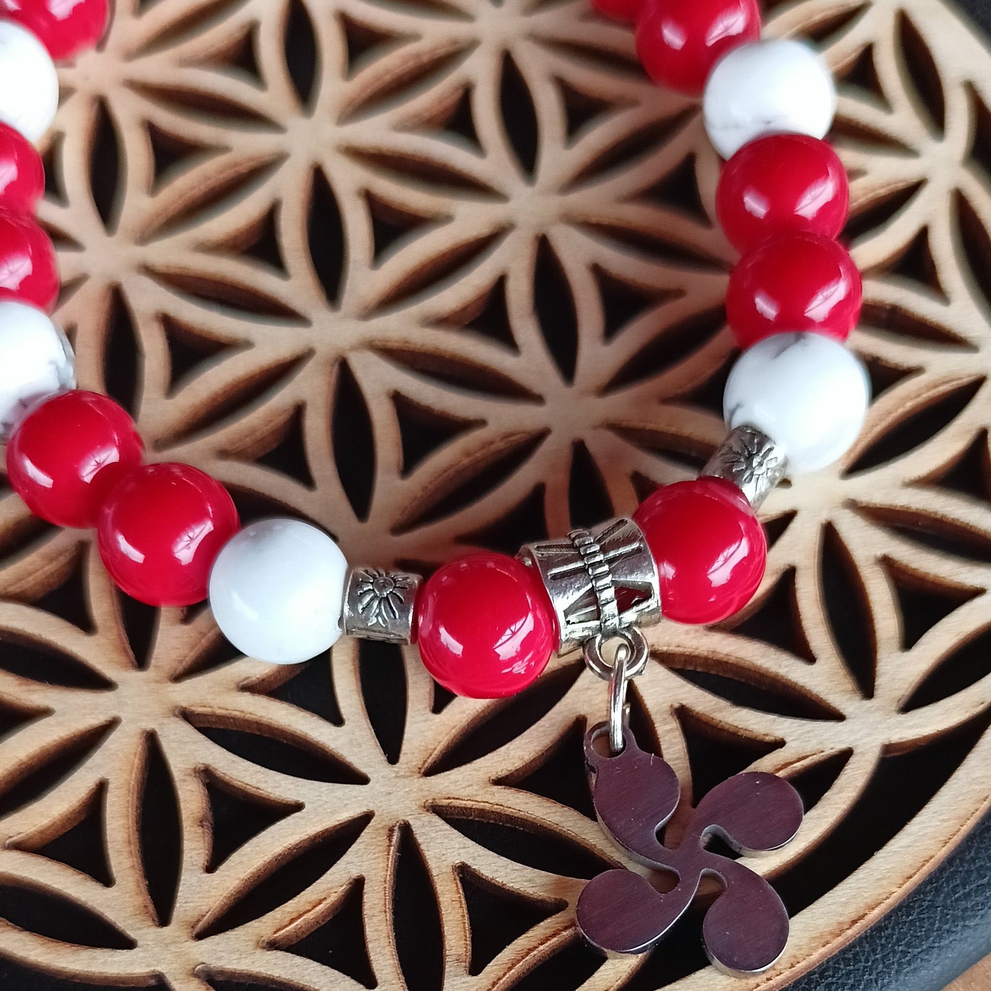 Bracelet pierres naturelles – Corail & Howlite Croix basque