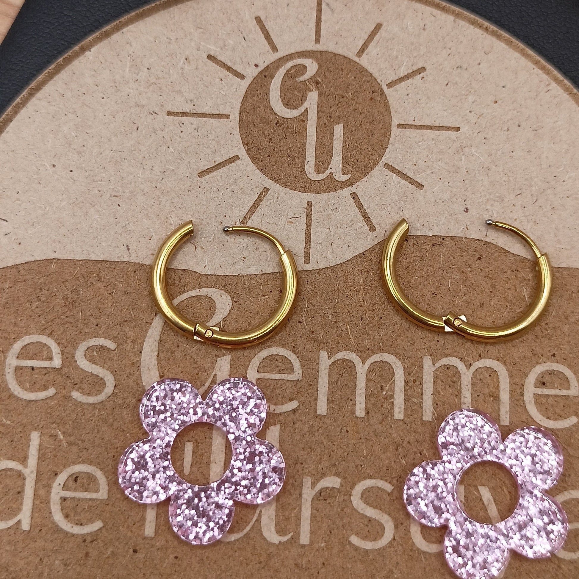 Boucles d'oreilles avec petites fleurs en résine _ Interchangeables Les Gemmes de l'Ursuya